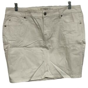 Torrid White Denim Mini Skirt Women’s Size 16 NWT Casual Stretch Jean Skirt
